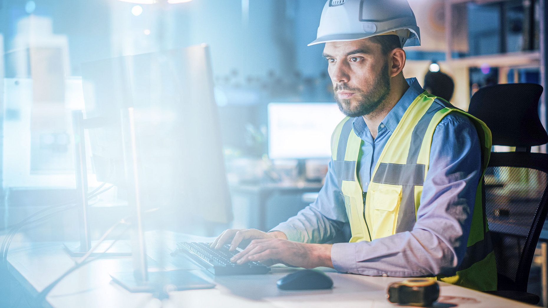 Ingenieur mit Schutzkleidung arbeitet am Computer